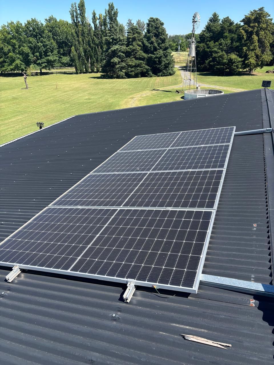Instalación de paneles solares sobre techo — AM Solar Energy